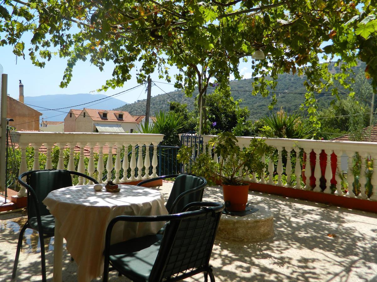 Logara'S Apartments Agia Efimia Esterno foto